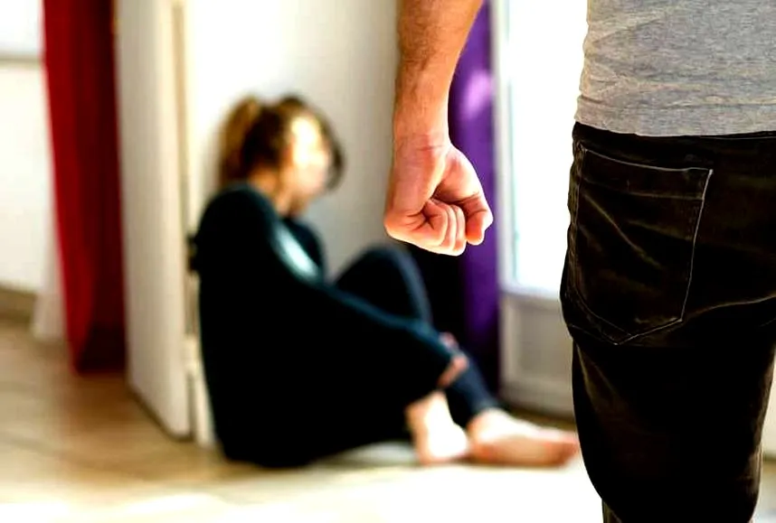 Jakie konsekwencje prawne niesie ze sobą znęcanie się nad rodziną?