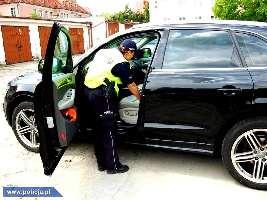 Kiedy policja może przeszukać auto? Poznaj kluczowe zasady i sytuacje