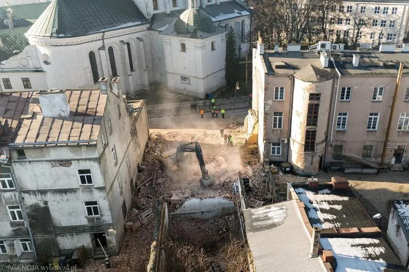 Kiedy prokurator decyduje się na wszczęcie śledztwa? Szczegóły i procedury